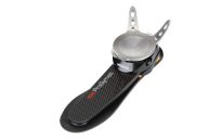 Incorpora una pletina interior de composite con fibra de carbon, que le permite dar una respuesta dinámica. Tiene una cosmética muy atractiva, peso reducido y es apropiado para todo tipo de amputaciones tanto unilaterales como bilaterales, por encima o debajo de rodilla. Como tiene dedo gordo separado se consigue mayor estabilidad, además de permitir junto con su altura de tacón el poder llevar sandalias de playa.